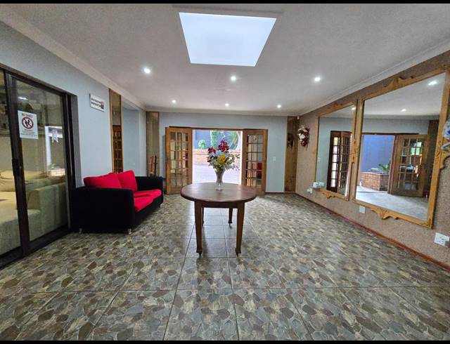 8 BEDROOM HOUSE FOR SALE IN BASSONIA